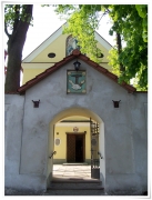 Brama wejściowa kompleksu klasztornego OO. Franciszkanów Reformatów.