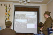 Prelegent Pan Marcin Dziubek prezentuje slajdy z działań grupy rekonstrukcyjnej