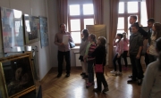 Młodzież szkolna podczas zwiedzania wystawy
