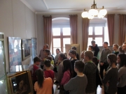 Młodzież szkolna podczas zwiedzania wystawy