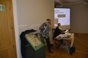 Dr Marta Tylza-Janosz przedstawia eksponat, który zainspirował temat spotkania