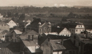 Jedyne znane zdjęcie synagogi w Kętach. Fotografia z archiwum cyfrowego Muzeum w Kętach. Skan ze zbiorów Piotra Staneckiego.